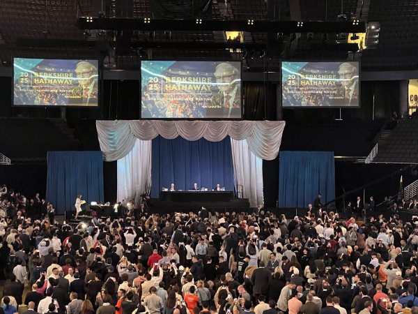 前十证券公司 巴菲特第60次股东大会点赞库克，谈到AI、贸易、证券市场、近期差点花掉100亿美元，之所以赚了很多钱是因为