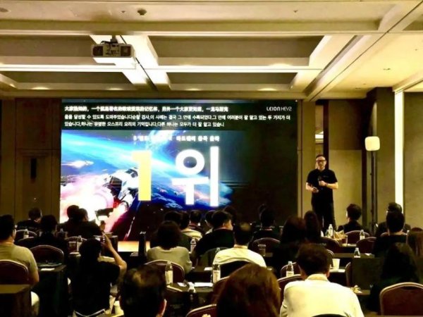 在线配资炒股选 海外首发两小时预订突破1万台！亦庄智造突破AR眼镜“不可能三角”